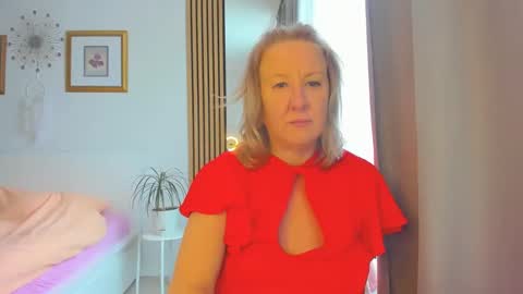 Snapshot of blonde_angel20 chatting on February 6, 11:43 am Nicole online show from February 6, 11:43 am
