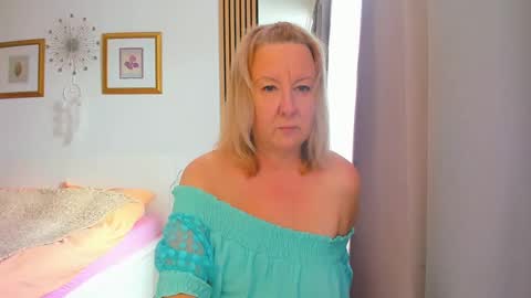 Snapshot of blonde_angel20 chatting on February 18, 12:17 pm Nicole online show from February 18, 12:17 pm