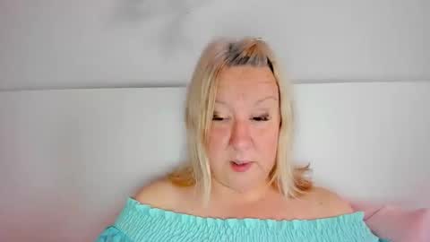 Snapshot of blonde_angel20 chatting on October 16, 9:32 am Nicole online show from October 16, 9:32 am