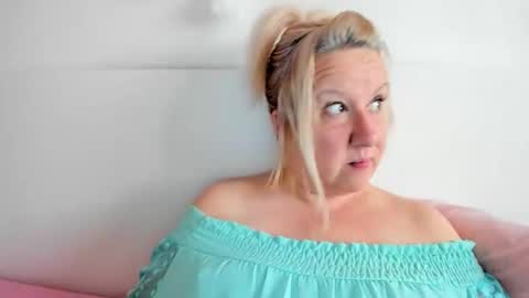 Snapshot of blonde_angel20 chatting on October 19, 3:12 pm Nicole online show from October 19, 3:12 pm