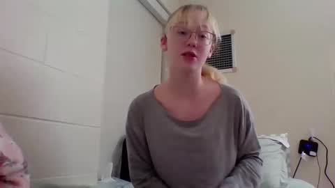 Snapshot of blonde_katie chatting on December 7, 2:31 am Katie online show from December 7, 2:31 am