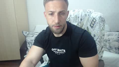 Snapshot of blondeagle chatting on May 1, 8:02 pm Mr Blond online show from May 1, 8:02 pm