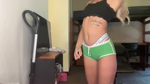 Snapshot of blondebunny88 chatting on September 8, 4:17 pm Blondebunnyx online show from September 8, 4:17 pm