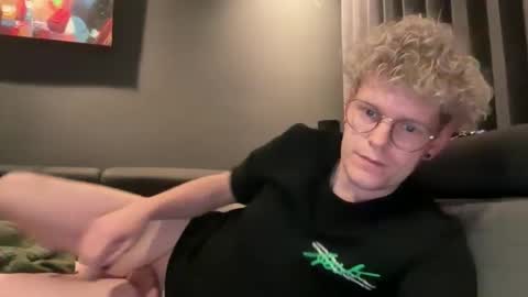 Snapshot of blondguy30 chatting on November 22, 9:36 pm Sven online show from November 22, 9:36 pm