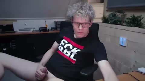 Snapshot of blondguy30 chatting on December 5, 8:49 pm Sven online show from December 5, 8:49 pm