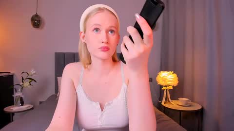 Snapshot of blondiemermaid chatting on January 7, 6:35 pm Mia online show from January 7, 6:35 pm