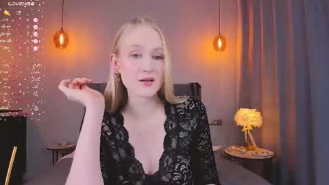 Snapshot of blondiemermaid chatting on February 28, 7:35 pm Mia online show from February 28, 7:35 pm