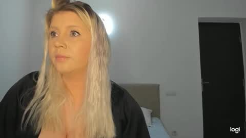 Snapshot of blondysarah chatting on December 21, 9:11 pm blondysarah online show from December 21, 9:11 pm