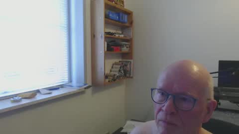 Snapshot of blueeyesn8 chatting on February 28, 9:04 am blueeyesn8 online show from February 28, 9:04 am