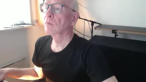 Snapshot of blueeyesn8 chatting on October 9, 8:12 am blueeyesn8 online show from October 9, 8:12 am