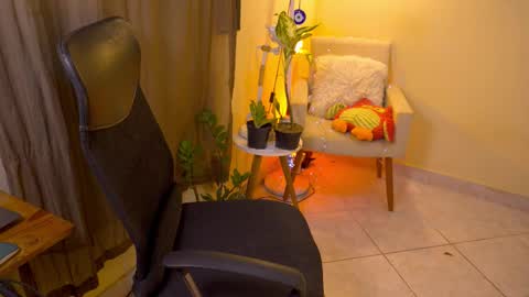 Snapshot of bluemysticlady chatting on January 10, 8:05 am FLORAA online show from January 10, 8:05 am