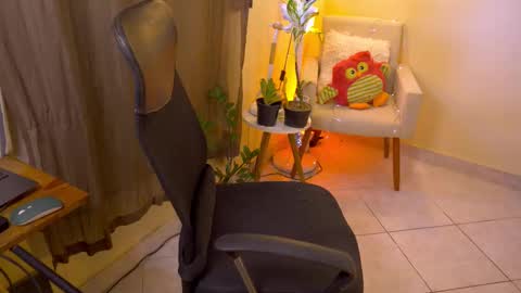 Snapshot of bluemysticlady chatting on January 12, 1:05 pm FLORAA online show from January 12, 1:05 pm