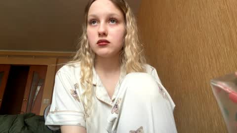 Snapshot of bobettesplane chatting on April 1, 6:58 am Nina online show from April 1, 6:58 am