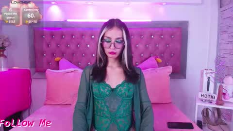 Snapshot of bonn_glow chatting on December 14, 4:45 pm i AM Bonnie online show from December 14, 4:45 pm