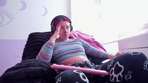 Bonnie Help me reach 500 likes online show from October 6, 5:43 pm