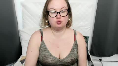 Snapshot of bonnieshining chatting on March 31, 7:42 am Bonnie online show from March 31, 7:42 am