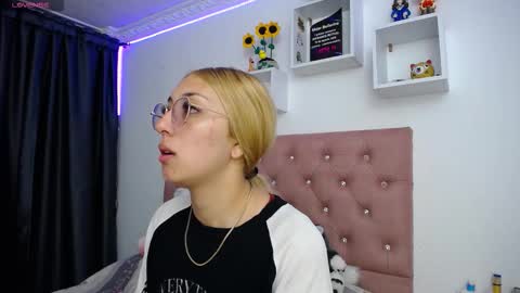 Soffy Brooks Independent model online show from September 27, 7:46 am