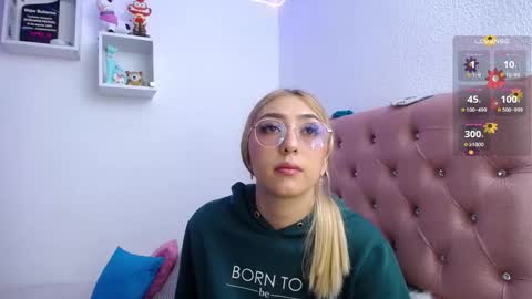 Soffy Brooks Independent model online show from November 16, 4:29 am