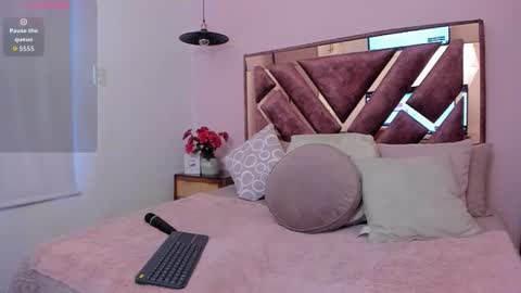 Snapshot of bonny_jones2 chatting on September 22, 7:05 pm Bonny Jones online show from September 22, 7:05 pm