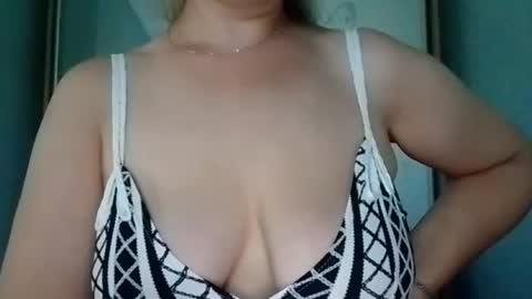 Snapshot of boobly_tits chatting on July 1, 12:51 pm Alice online show from July 1, 12:51 pm