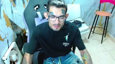 boy_tatto77 online show from March 15, 1:17 pm