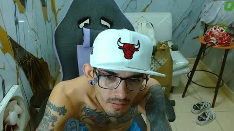 boy_tatto77 online show from April 1, 1:41 pm