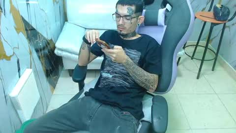 boy_tatto77 online show from May 3, 12:44 pm
