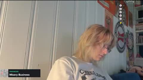 boywithbug online show from June 25, 3:38 pm