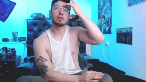Snapshot of brad_hot_boy chatting on December 17, 5:15 pm brad hot boy online show from December 17, 5:15 pm