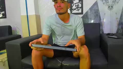 Snapshot of brandon_bless chatting on July 7, 8:35 pm brandon_bless online show from July 7, 8:35 pm