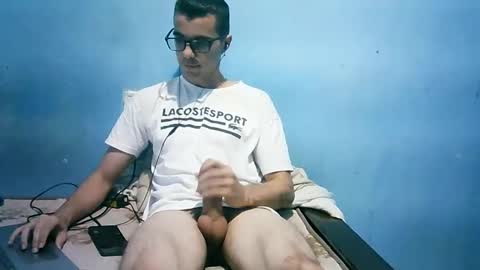 Snapshot of brasil43 chatting on March 17, 2:27 am PutoBR online show from March 17, 2:27 am