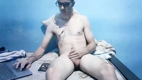 Snapshot of brasil43 chatting on March 18, 2:47 am PutoBR online show from March 18, 2:47 am