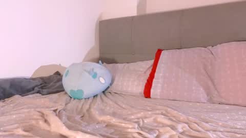 Snapshot of bratty_bun chatting on February 13, 7:10 pm Annie online show from February 13, 7:10 pm