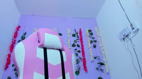 bratz_evans online show from December 16, 1:43 pm