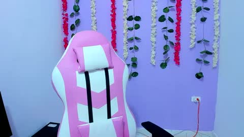 bratz_evans online show from December 18, 9:47 am
