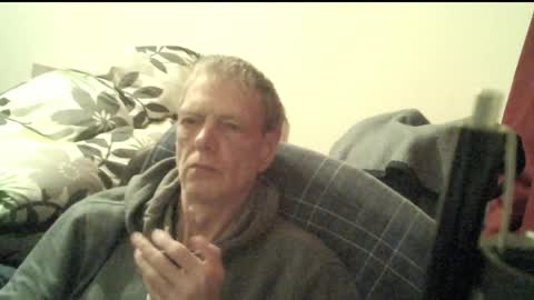 Snapshot of bremer64 chatting on April 5, 7:11 pm bremer64 online show from April 5, 7:11 pm