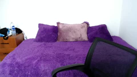 Snapshot of brendasantos_77 chatting on October 28, 1:58 pm brendasantos_77 online show from October 28, 1:58 pm