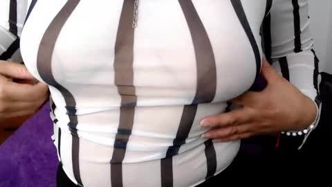 Snapshot of brendasantos_77 chatting on October 29, 1:46 pm brendasantos_77 online show from October 29, 1:46 pm