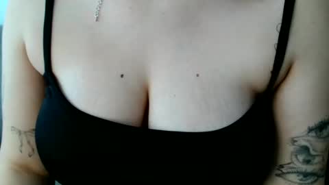 Snapshot of brianna_anny chatting on June 3, 2:33 pm shiny smile online show from June 3, 2:33 pm
