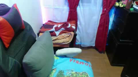 scarleth    follow mee 3 kis online show from February 6, 3:06 am