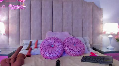 Snapshot of brithanyparker_ chatting on March 6, 7:05 am brithanyparker_ online show from March 6, 7:05 am