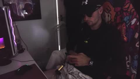 Snapshot of britishbigdick_ chatting on September 18, 12:29 pm britishbigdick_ online show from September 18, 12:29 pm