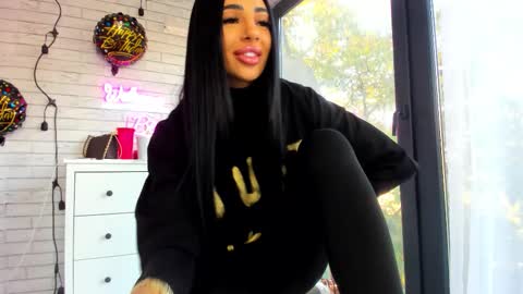 Snapshot of britney_charm chatting on October 17, 6:05 am britney_charm online show from October 17, 6:05 am