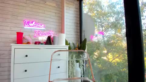 Snapshot of britney_charm chatting on October 20, 6:14 am britney_charm online show from October 20, 6:14 am