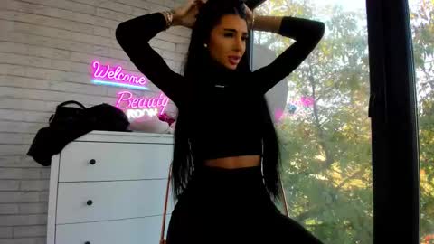 Snapshot of britney_charm chatting on October 22, 6:46 am britney_charm online show from October 22, 6:46 am