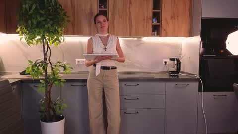 Snapshot of britneyswiss chatting on March 3, 7:42 pm my name is Britney Im 18 years old I love to draw and want to learn to dance online show from March 3, 7:42 pm