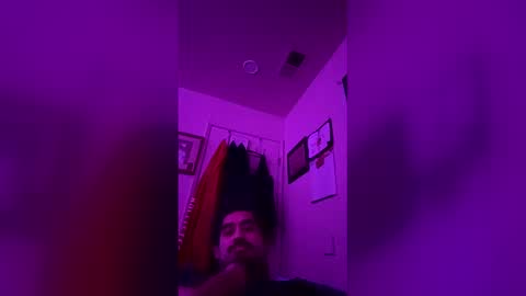 Snapshot of brokeboyrecordlabel chatting on January 18, 8:29 am brokeboyrecordlabel online show from January 18, 8:29 am