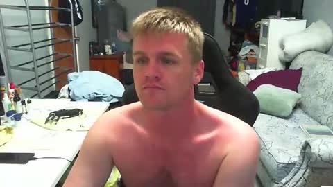Snapshot of bronson___ chatting on October 1, 11:05 am Bronson online show from October 1, 11:05 am