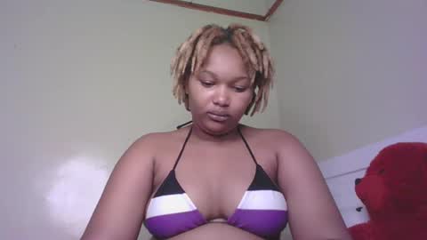 Snapshot of browny_candyz chatting on February 18, 1:33 pm Tracy online show from February 18, 1:33 pm