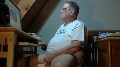 Snapshot of brubar chatting on April 17, 3:31 am brubar online show from April 17, 3:31 am